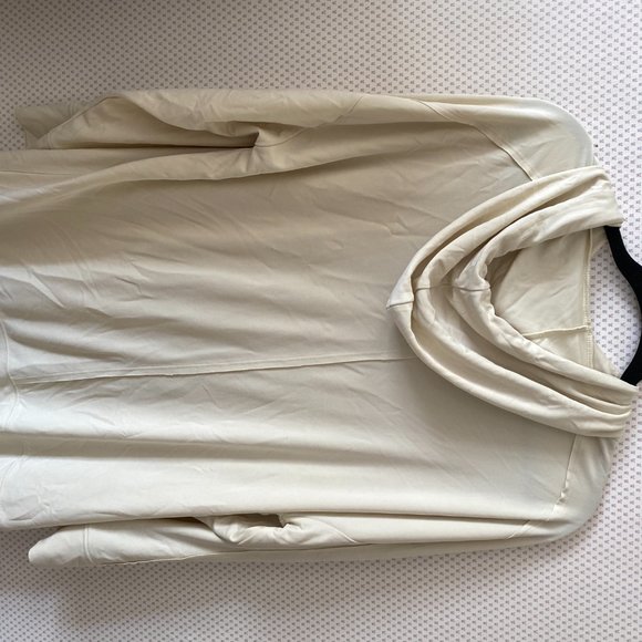 Oversized silky hoodie- Fabletics - Picture 4 of 6